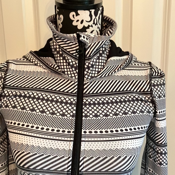 Super cute and comfy Lorna Jane hoodie with front zip and thumb holes. - Picture 2 of 15